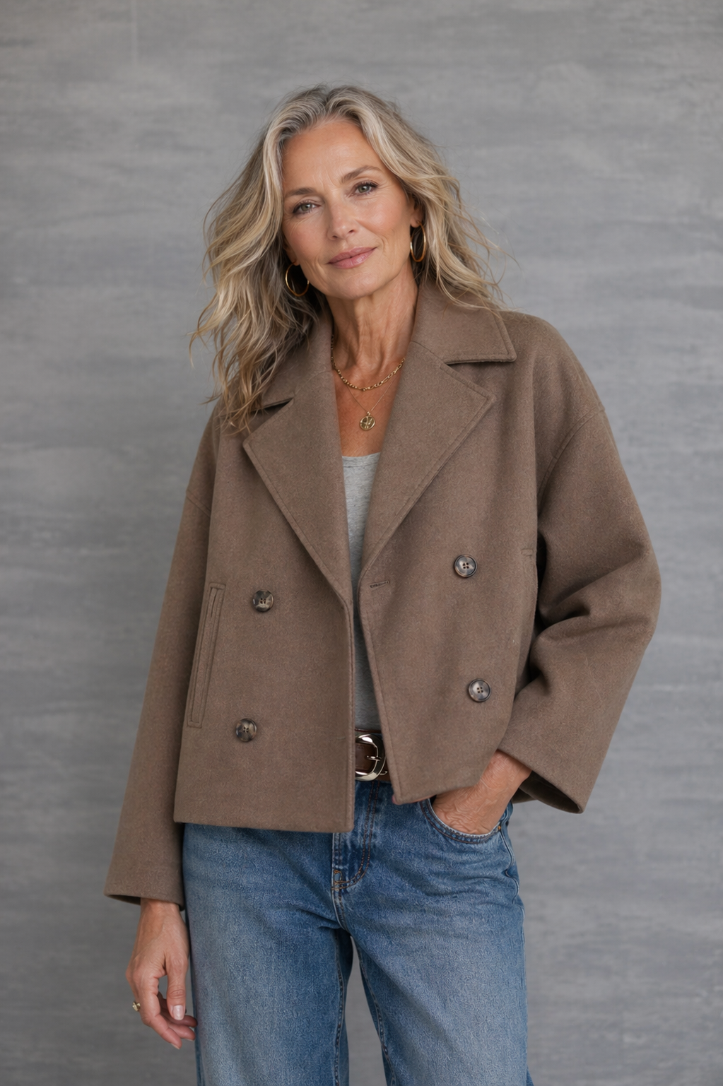 Veste chic courte à double boutonnage pour femme