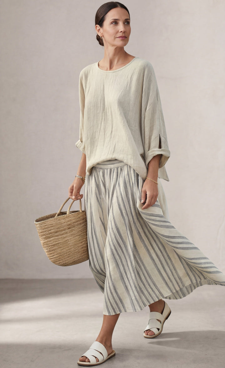 Aurora — Blouse confortable et jupe midi rayée